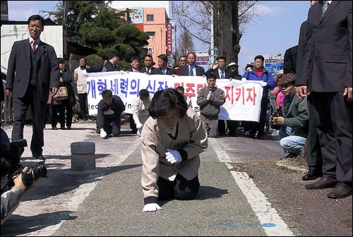 4일 오전 10시 30분경부터 추 선대위원장은 이틀 째 '3보1배'를 시작했다. 이날 추 선대위장은 광주역을 출발, 저녁 7시 20분께 각화동 농산물도매 시장에 도착했다. 